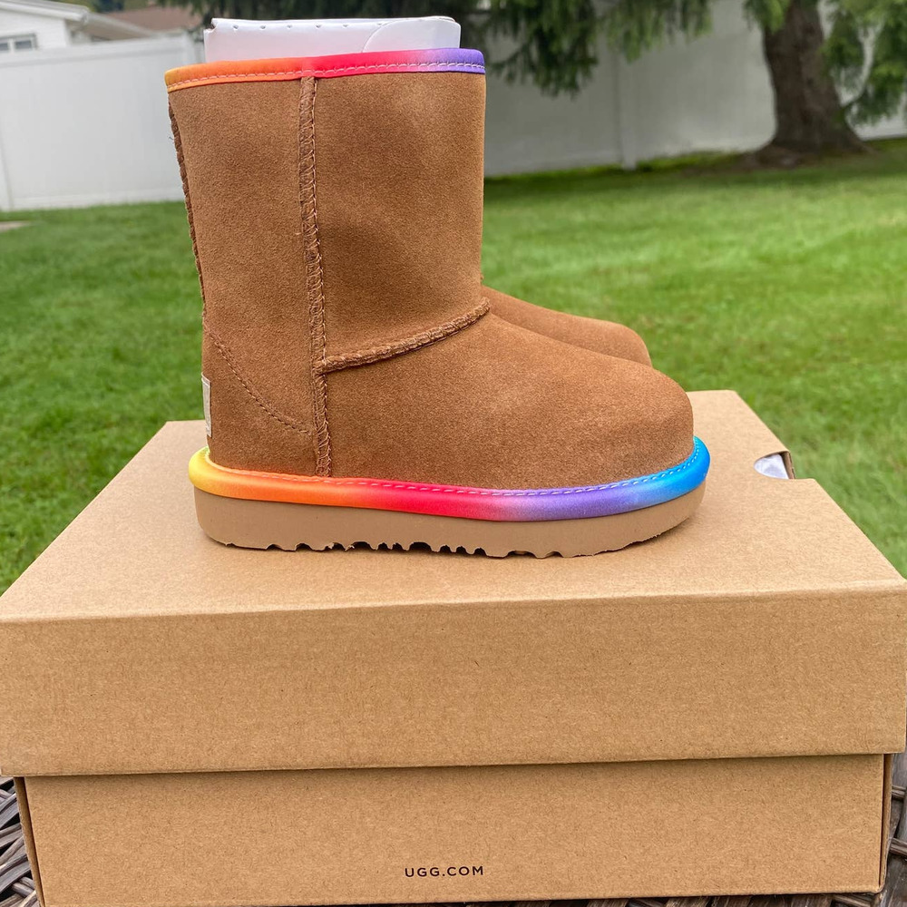 NWT/NIB UGG Classic Short II Toddler Rainbow Shearling Lined Boots/Chestnut (7)